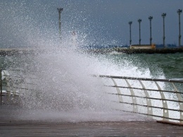 Ветер, волны и брызги - первый осенний шторм на одесском побережье