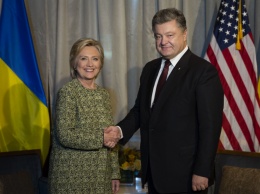 Порошенко обсудил с Клинтон ситуацию в Донбассе