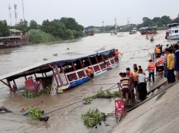 В Таиланде количество жертв крушения переполненного туристического парома достигло 26 человек