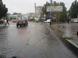 Мокрый день - ливневки не справляются с дождевыми потоками, тротуары залило водой (фото)