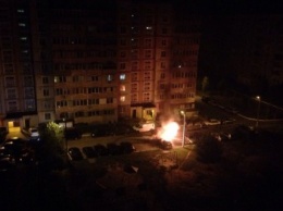 На Харьковщине возле жилого дома горел автомобиль (ФОТО)