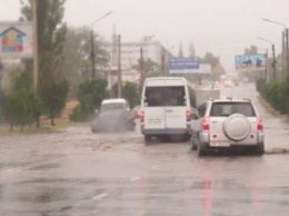 В Мелитополе из-за застрявшей в огромной луже машины образовалась пробка, - ВИДЕО