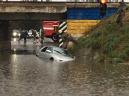 В Одессе и области сотрудники ГСЧС вылавливают затонувшие машины и осушают подтопленные дворы