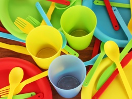 Франция откажется от пластиковой посуды с 2020 года