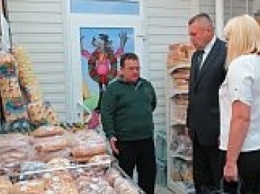 В трех магазинах Бердянска появились социальные уголки для пожилых людей