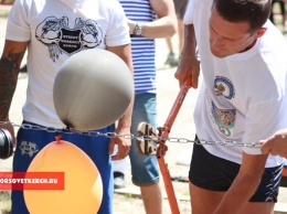 На набережной Керчи открыли площадку для воркаута: вместо ленточки «перерезали» цепь (ФОТО)