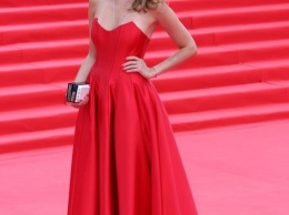 Анна Горшкова появилась на красной дорожке в платье красного цвета