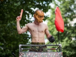 Сеть в шоке: На гей-параде в Лондоне появился "полуголый Путин" на танке