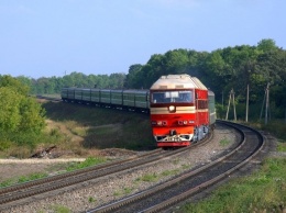 Поезд врезался в грузовик, который заглох на переезде в Польше