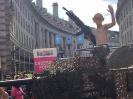 Голый «Путин» разъезжал по улицам Лондона на танке