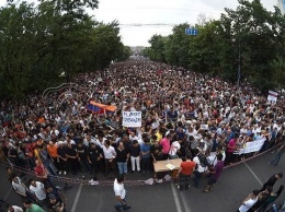 Протестующие в Ереване раскололись на два лагеря