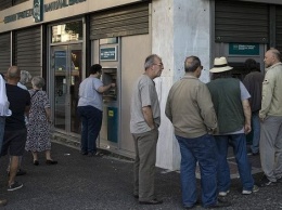 В Греции закрываются банки и ограничивается снятие налички