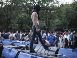 В Ереване полиция пытается разобрать баррикады протестующих