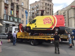 В Киеве, угрожая коммунальщикам, вооруженные титушки угнали МАФ на колесах