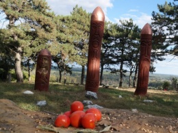 Полтавчане принесли дары языческим идолам (фото)