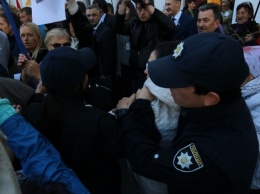 На Думской площади митингуют сторонники и противники мэра: не обошлось без стычек