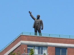 С крыши здания в Нью-Йорке убрали статую Ленина