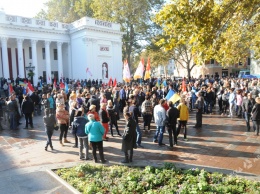 Митинг под мэрией: буйные одесситки, сдержанный «Азов» и низкая активность оппозиции