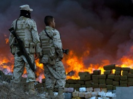 Мексиканские контрабандисты пытались переправить наркотики с помощью пушки (фото)
