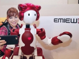 В Японии новый робот Emiew 3 работает гидом