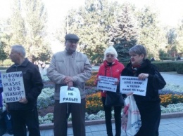 "Мы не рабы", - в Николаеве перед сессией облсовета горожане вышли на "тарифный" митинг (ФОТО)