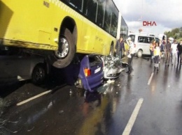 Масштабное ДТП в Стамбуле: автобус раздавил несколько авто, есть пострадавшие