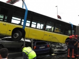 11 человек получили травмы в ДТП с участием пассажирского автобуса в Стамбуле
