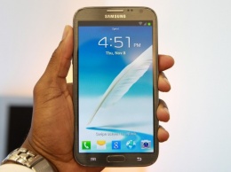 Смартфон Samsung Note 2 задымился на борту самолета в Индии