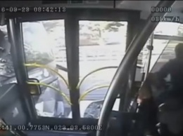 В Стамбуле автобус разбился из-за пассажира, ударившего водителя зонтом