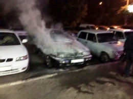 Сегодня рано утром херсонцы сами тушили внезапно загоревшийся автомобиль