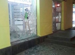 В центре Одессы разбили витрину магазина: похитили велосипед и героскутер (ФОТО)