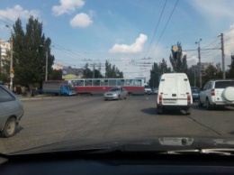 В Мариуполе столкнулись трамвай и грузовик (ФОТО)