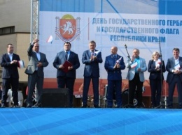 В Симферополе прошел митинг ко Дню герба и флага Крыма (ФОТО)
