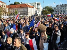 В Варшаве десятки тысяч человек вышли на антиправительственную акцию