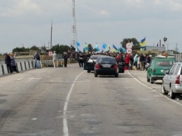 Границу с Крымом перекрыли на несколько часов из-за 200 активистов с флагами