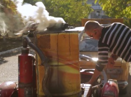 Житель Запорожской области "научил" ездить автомобиль на дровах (Видео)