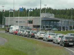 На границе с Финляндие в Торфяновке водители большегрузов по несколько часов ожидают пропуска