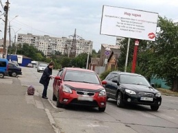 Припарковалась! В Мариуполе женщина оставила машину на пешеходном переходе и ушла за картошкой (ФОТОФАКТ)