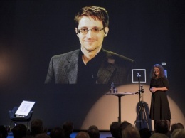 Эдварда Сноудена наградили немецкой премией «Бокал благоразумия»