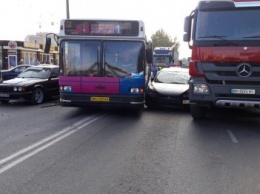 Пассажирский автобус в Одессе попал в серьезную аварию (ФОТО)