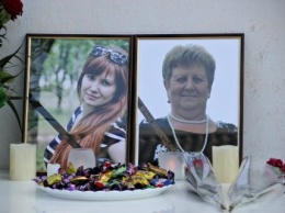 В Симферополе почтили память убитых год назад медиков (ФОТО)