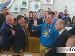 На сессии облсовета произошла потасовка между депутатами «Оппоблока» и участниками АТО