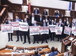 В Молдавии оппозиция блокировала трибуну парламента из-за законопроектов МВФ, готовится вотум недоверия