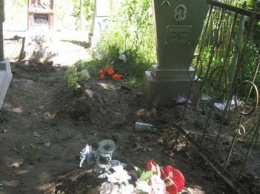 Павлоградские полицейские схватили вандала, надругавшегося над могилой