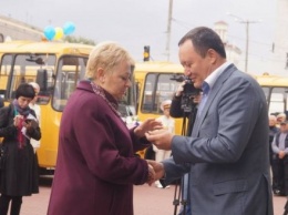 Районы Запорожской области получили 14 школьных автобусов