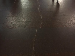 Как соцсети шутили над огромной трещиной в полу станции метро "Героев Днепра"