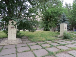 В Запорожской области снесли 4 коммунистических памятника