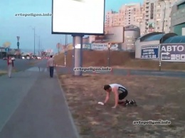 В Киеве пьяный водитель Volkswagen Touareg протаранил Nissan Pathfinder,водитель Фольксвагена не мог стоять на ногах... видео