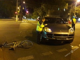 В центре Одессы Porsche сбил велосипедиста: есть пострадавшие (фото)