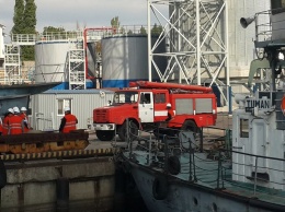 В Николаевском морпорту тренировались тушить пожар на судне и ликвидировать разлив нефти